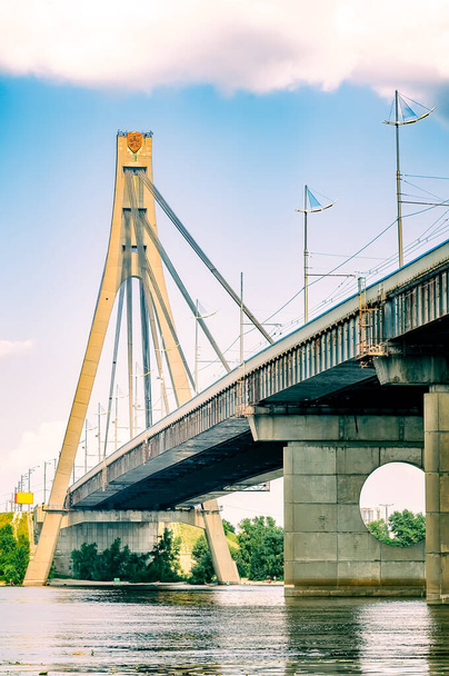 Ukrayna, Kiev 'de Heorhii Fuks tarafından inşa edilen Moskovsky (Pivnichnyi) köprüsünün direğinin ayrıntıları. - Fotoğraf, Görsel