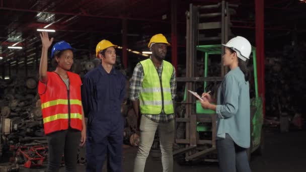Ingenieurin als Vorarbeiterin Prüft die Namen der Arbeiter und erklärt Beschreibungen von Nachtarbeit, Überstunden, weiblichen Führungskräften - Filmmaterial, Video