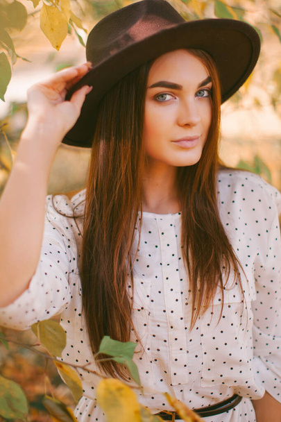 Girl walks in a dress and hat in the park. - Foto, Bild