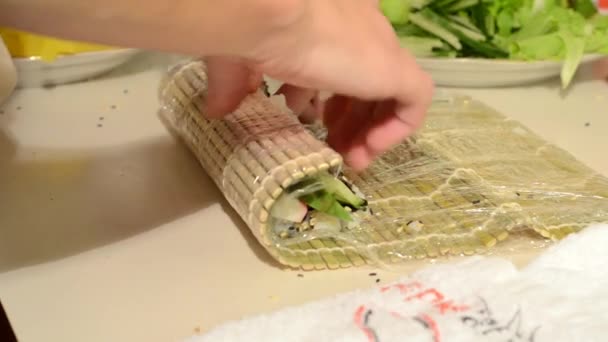 Herstellung von Sushi und kalifornischen Brötchen - Filmmaterial, Video