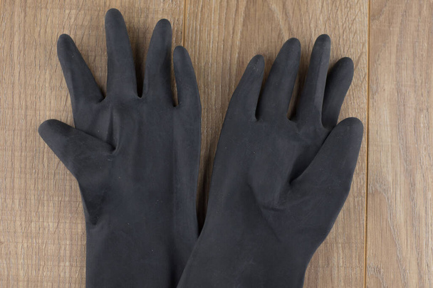 průmyslová hygiena: ochranné rukavice pro práci s nebezpečnými materiály leží na dřevěném stole - Fotografie, Obrázek