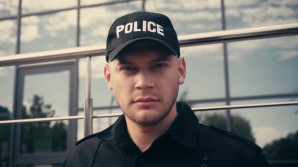 Portrait d'un policier regardant une caméra à l'extérieur  - Séquence, vidéo
