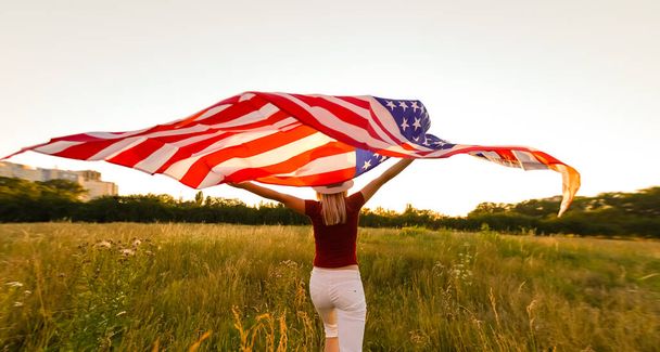 Hermosa mujer joven con bandera de EE.UU. - Foto, imagen