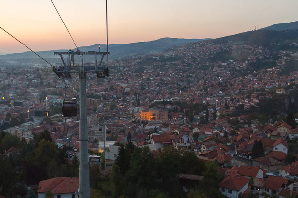 Vue du téléphérique de Sarajevo au coucher du soleil. Bosnie-Herzégovine - Photo, image