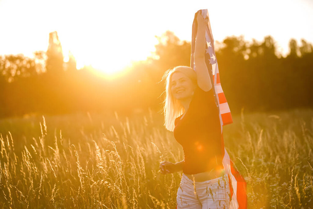 Gyönyörű fiatal nő USA zászló - Fotó, kép