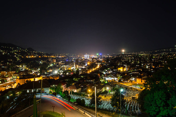 Vista panorámica nocturna de la ciudad de Sarajevo. Bosnia y Herzegovina - Foto, imagen