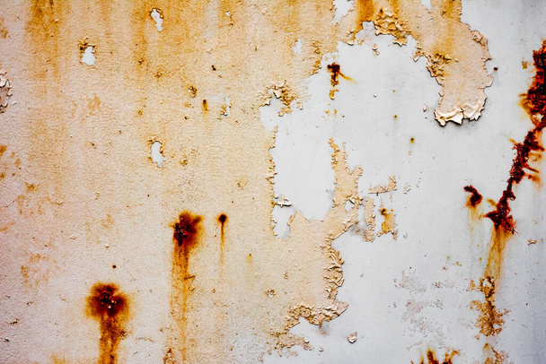 Texture d'un mur métallique avec des fissures et des rayures qui peuvent être utilisées comme fond - Photo, image