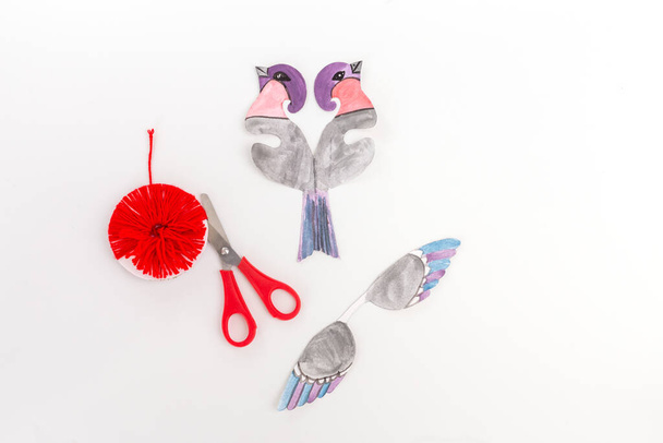 Papier découpé bullfinch bird craft pour les enfants. Vacances d'hiver Décoration de maison. - Photo, image