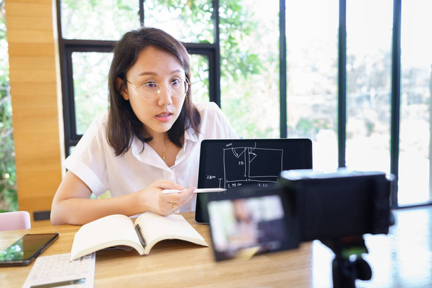 Nová normální asijská žena ve věku 30-35 let, vlogger trenér prezentace školení lidí on-line. Webová kamera konference dělat videoblog a vlogging koncept. - Fotografie, Obrázek