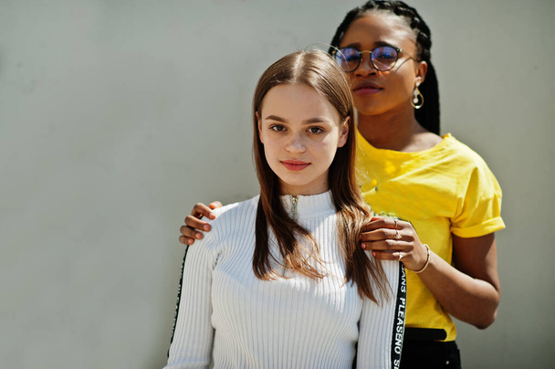 White caucasian girl and black African American together. World unity, racial love, understanding in tolerance and races diversity cooperation. - 写真・画像