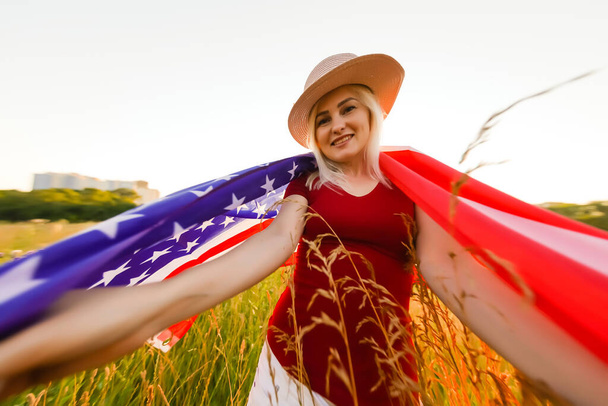 Gyönyörű fiatal nő USA zászló - Fotó, kép