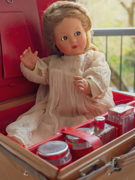 ヴィンテージスーツケースの中のヴィンテージ人形. - 写真・画像