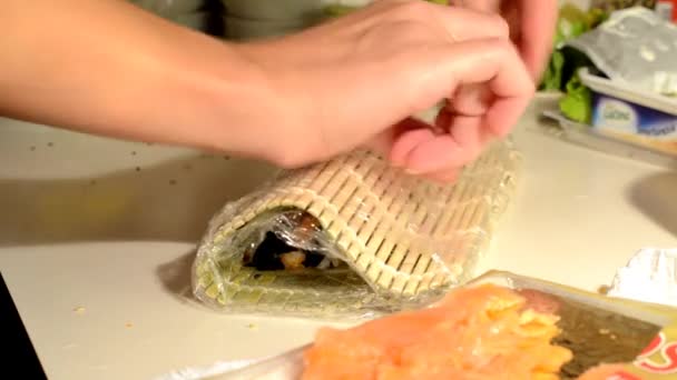 przygotowanie maki sushi - Materiał filmowy, wideo