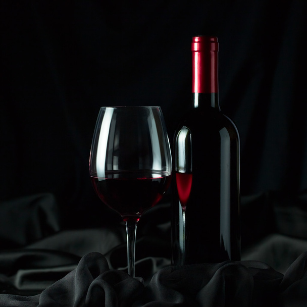  flesje en glas met rood  - Foto, afbeelding