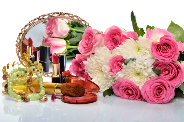 Joyería de mujer, perfumes, cosméticos y un ramo de flores en bodegón
 - Foto, imagen