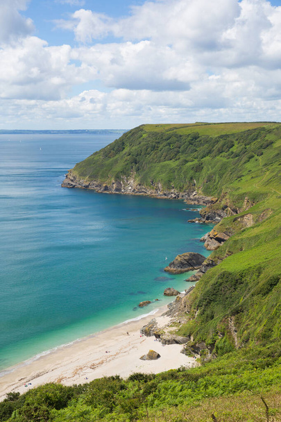Impresionante playa de Cornwall y vista a la costa Lantic Bay  - Foto, Imagen