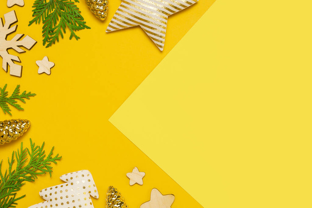 Cam, tekstil, ahşap süslemeler ve sarı arka planda köknar olan güzel bir Noel arkaplanı. Düz görünüm yatar, alanı kopyala - Fotoğraf, Görsel