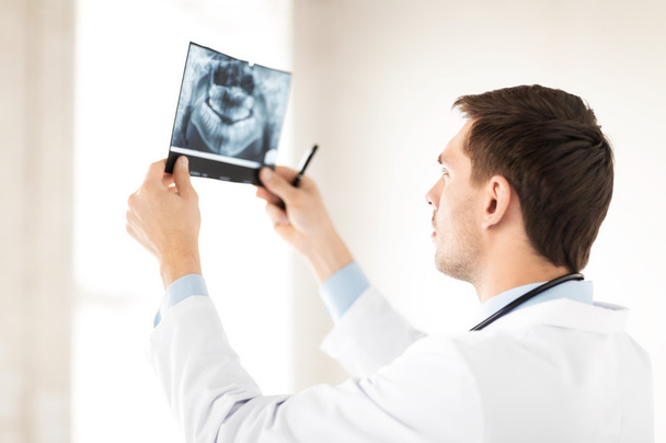 Médecin ou dentiste masculin regardant la radiographie
 - Photo, image