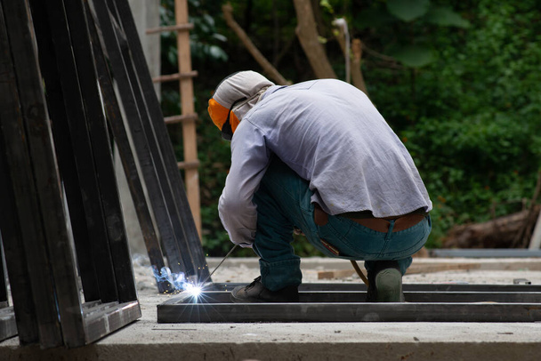 İşçi inşaatta çelik kaynak yapıyor.. - Fotoğraf, Görsel