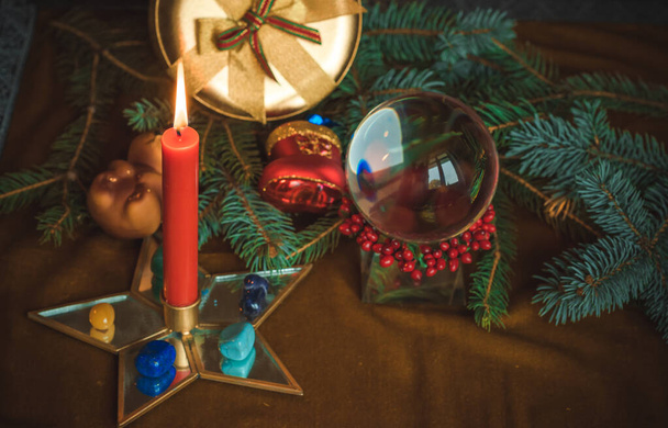 Concetto di divinazione di Natale predizioni su tarocchi, palla magica e altre magie - Foto, immagini