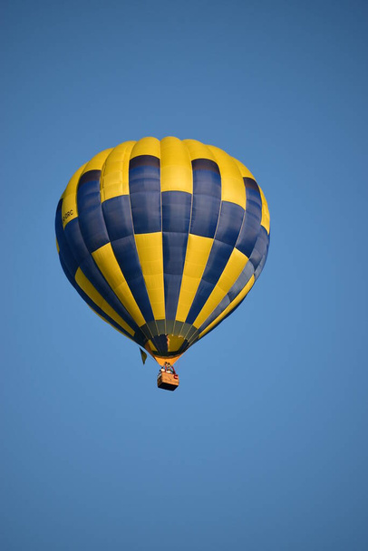 Horkovzdušný balón na obloze na festivalu horkovzdušného balónu - Fotografie, Obrázek