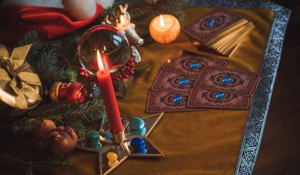 Koncepcja bożonarodzeniowej wróżenia na kartach tarota, magiczna kula i inna magia.  - Zdjęcie, obraz