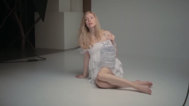 Blondes Model arbeitet im Fotostudio - Filmmaterial, Video