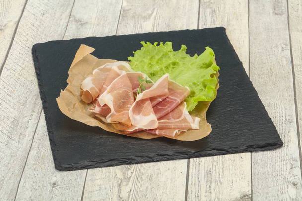 Snack italiano de carne de cerdo prosciutto a bordo - Foto, Imagen