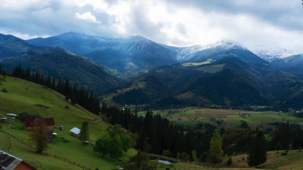 Paysage time-lapse avec vue sur les montagnes, ciel, village et nuages. - Séquence, vidéo