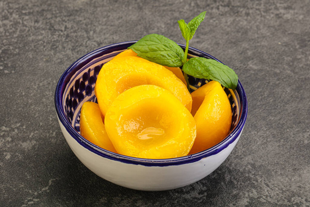 甘い熟した缶詰の桃ミントの葉 - 写真・画像