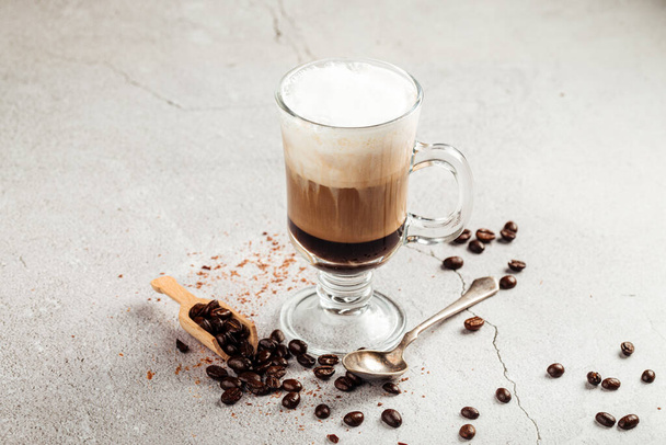 Kawa moccacino z czekoladą w szklanym kubku - Zdjęcie, obraz