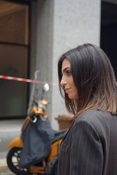 Goście fotografowani na ulicy przed pokazem mody przybywają na pokaz mody projektantki Simony Marziali - wrzesień 2020 - Zdjęcie, obraz