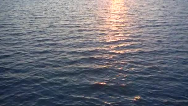 Piękna powierzchnia wody i słońce nad horyzontem. Zapętlone pełne wideo hd. - Materiał filmowy, wideo