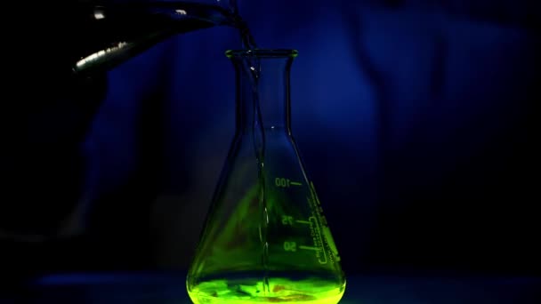 Una mujer científica está realizando una reacción fotoquímica en un laboratorio de química para la investigación de desarrollo de fármacos - Metraje, vídeo