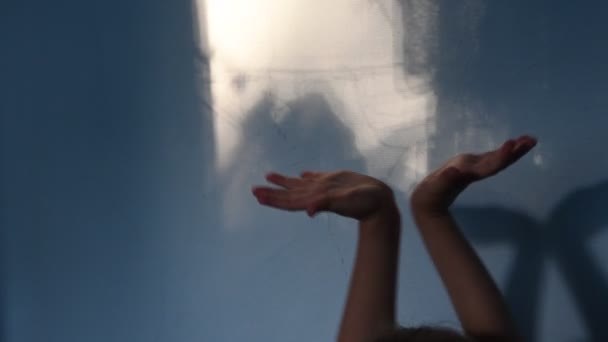 Rozproszyć cienie dziecięcych dłoni na powierzchni ścian ze sztukaterią. Koncepcja Halloween - Materiał filmowy, wideo