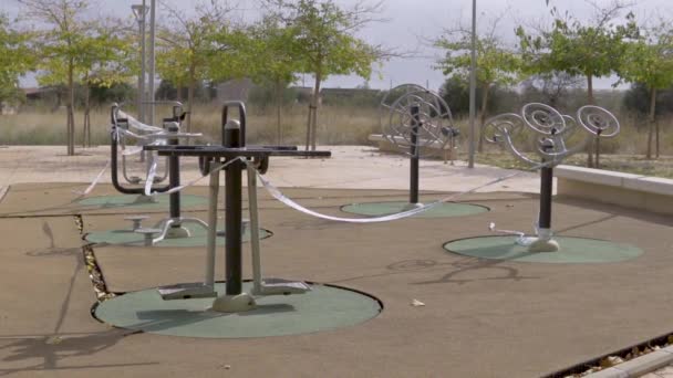 Veřejný park uzavřen policejním kordonem kvůli karanténě pro epidemii koronaviru. Zpomalený pohyb - Záběry, video