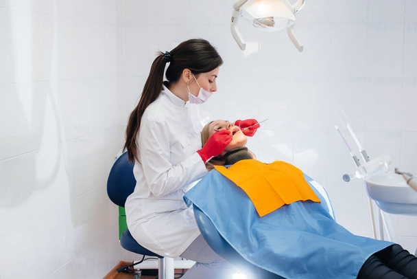 The dentist conducts an examination and consultation of the patient. Dentistry - Foto, Bild