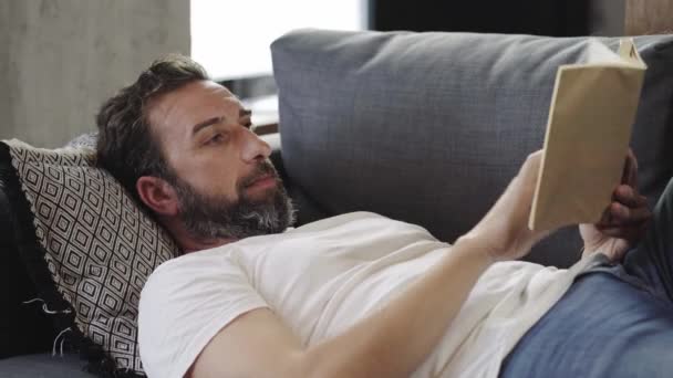 Um homem lendo um livro em casa - Filmagem, Vídeo