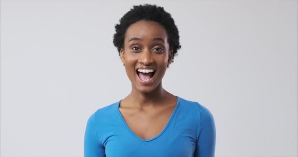 Ευτυχισμένη γυναίκα κάνει χειρονομίες - Πλάνα, βίντεο