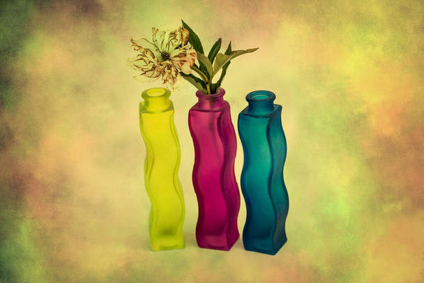 3 Vasen mit toten Pfingstrosen auf Grunge-Hintergrund - Foto, Bild