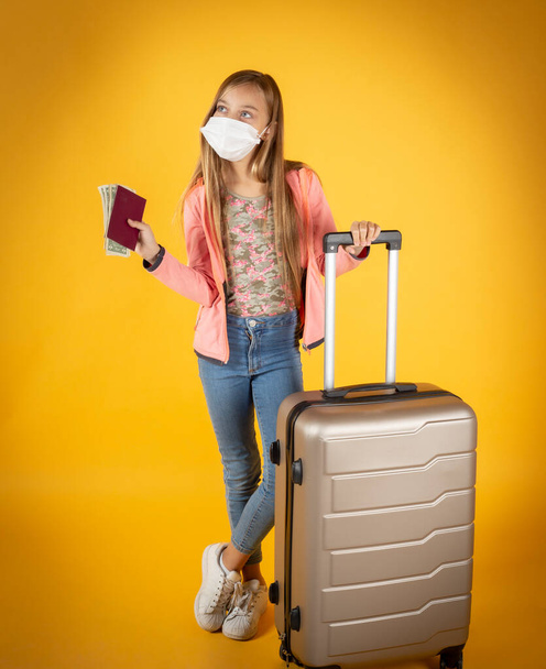 Mädchen, Koffer, Maske, kann nicht mit dem Virus reisen - Foto, Bild