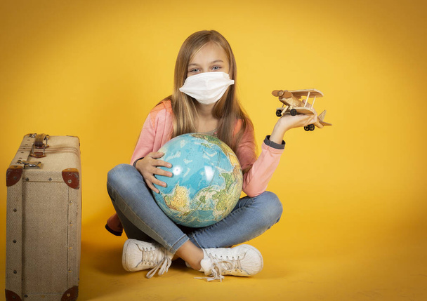 дівчина, валіза, маска, глобус не можуть подорожувати через вірус
 - Фото, зображення