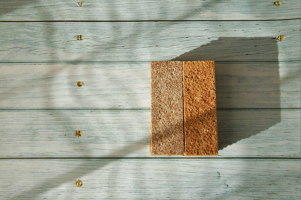 křupavý, tenký žitný chleba na dřevěném stole - Fotografie, Obrázek