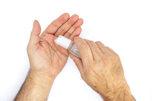 Ruce muže, který aplikuje alkohol gel, aby čištění a čiré klíčky, bakterie, Zdravotní péče koncept - Fotografie, Obrázek