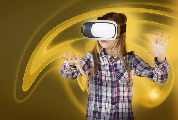 menina vestindo óculos de realidade virtual, fundo distorcido - Foto, Imagem