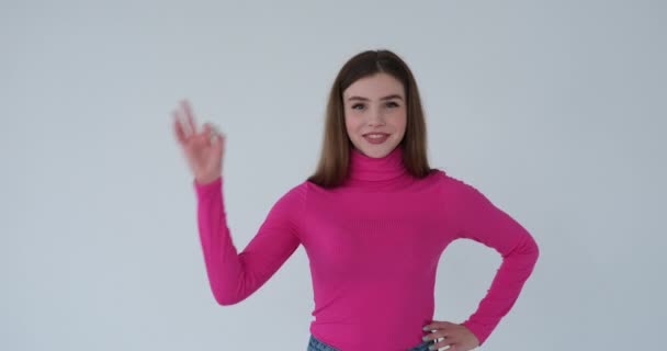 Mujer feliz mostrando señal de mano ok - Metraje, vídeo