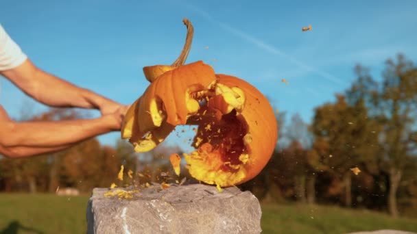 SLOW MOTION: Halloween pumpkin with shocked face gets smashed with baseball bat - Footage, Video