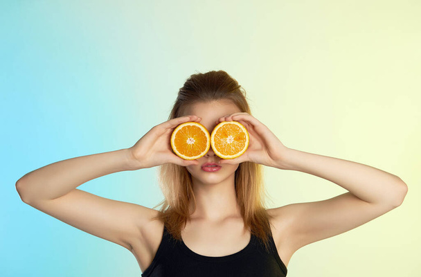 Beautiful model girl with oranges. beauty colorful portrait. Healthy food - Foto, afbeelding