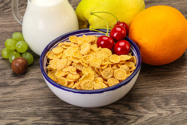 Сніданок з кукурудзяними пластівцями, фруктами та молоком
 - Фото, зображення