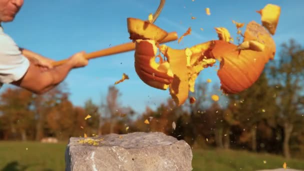 REVERSE SLOW MOTION: Halloween-Kürbis mit geschocktem Gesicht wird mit einer Fledermaus zerschlagen - Filmmaterial, Video